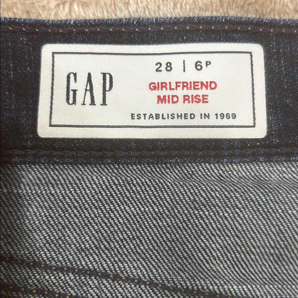 GAP dark wash girlfriend mid rise jeans- womens Size 6 petite
Casual classic - Picture 4 of 14